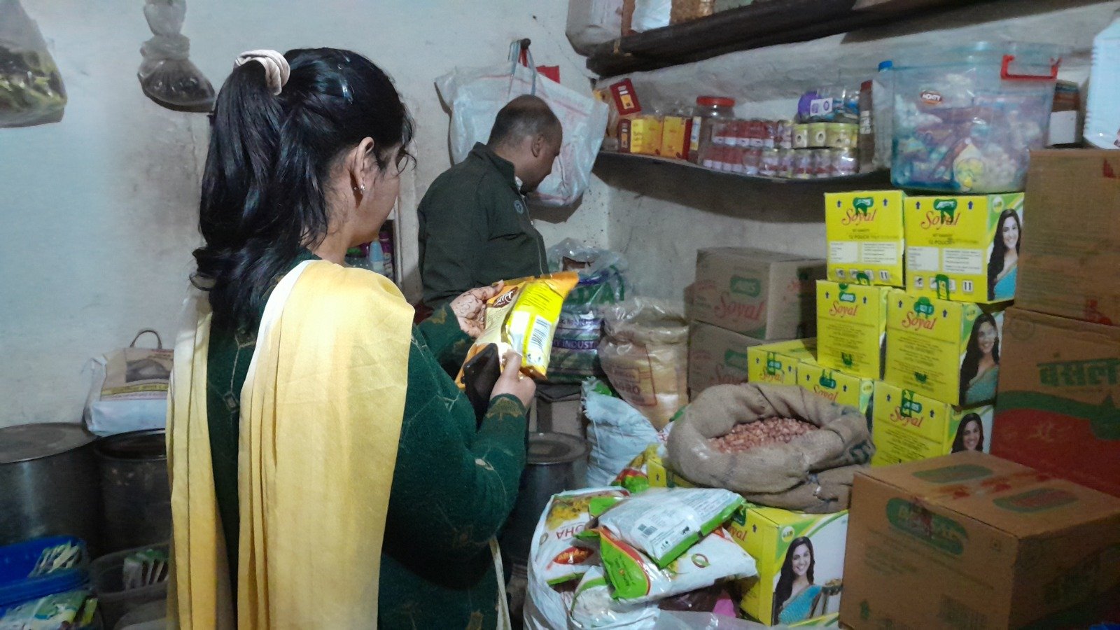 हल्दी पाउडर के लिए गए नमूने……….. गुणवत्ता जांच हेतु राज्य खाद्य परीक्षण प्रयोगशाला भेजे गए नमूनें