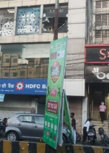 हवा पानी में होर्डिंग्स पोस्टर दे गए दुर्घटनाओं के संकेत