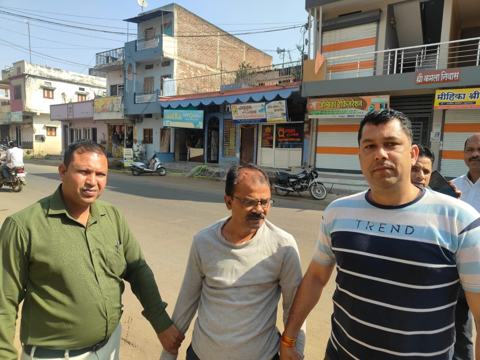 पांच हजार की रिश्वत लेते जनजाति विभाग का बीआरसी रंगे हाथों गिरफ्तार……. मामले में उपयंत्री भी आरोपी