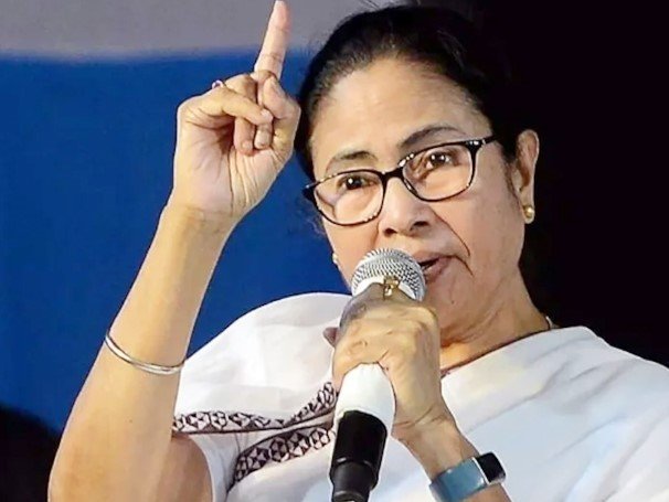 पश्चिम बंगाल की मुख्यमंत्री ममता बनर्जी धरने के तीसरे दिन…..बोलीं – भाजपा पर एक देश, एक नेता-एक पार्टी का पागलपन सवार