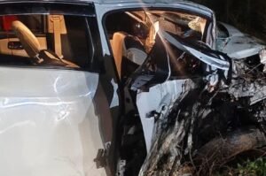 दो कारों की टक्कर में 6 की मौत, 3 गंभीर