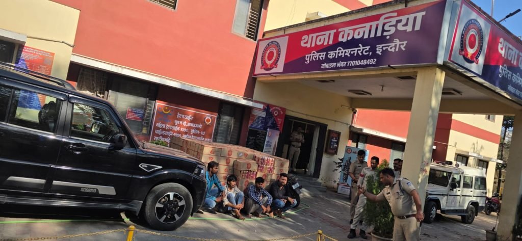 इंदौर में पुलिस की बड़ी कार्रवाई; ट्रक और स्कार्पियो से अवैध बीयर की 340 पेटियां जब्त, चार आरोपी गिरफ्तार
