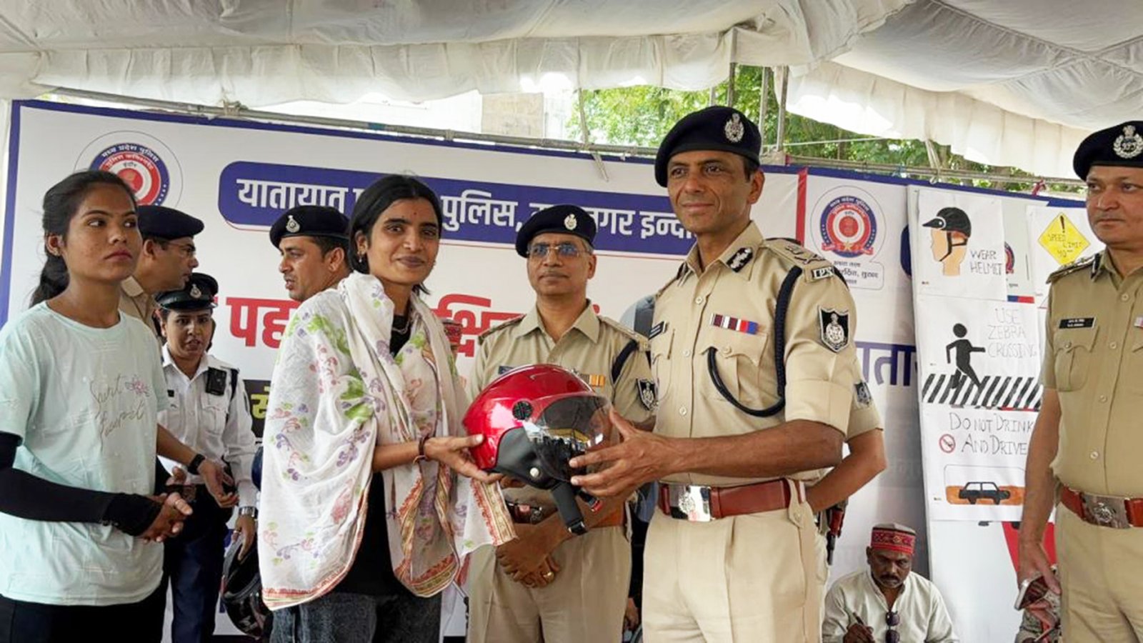 पलासिया चौराहे पर चला 32वां हेलमेट पहनें-सुरक्षित रहें अभियान…… ट्रैफिक पुलिस ने बांटे हेलमेट और उपहार