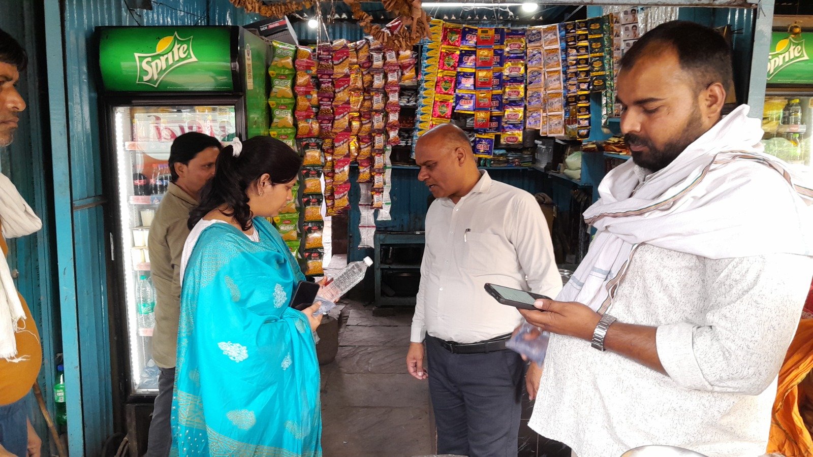 हटा के पानी पाउच एवं पैकेज्ड ड्रिंकिंग वाटर थोक विक्रेताओं का किया गया औचक निरीक्षण