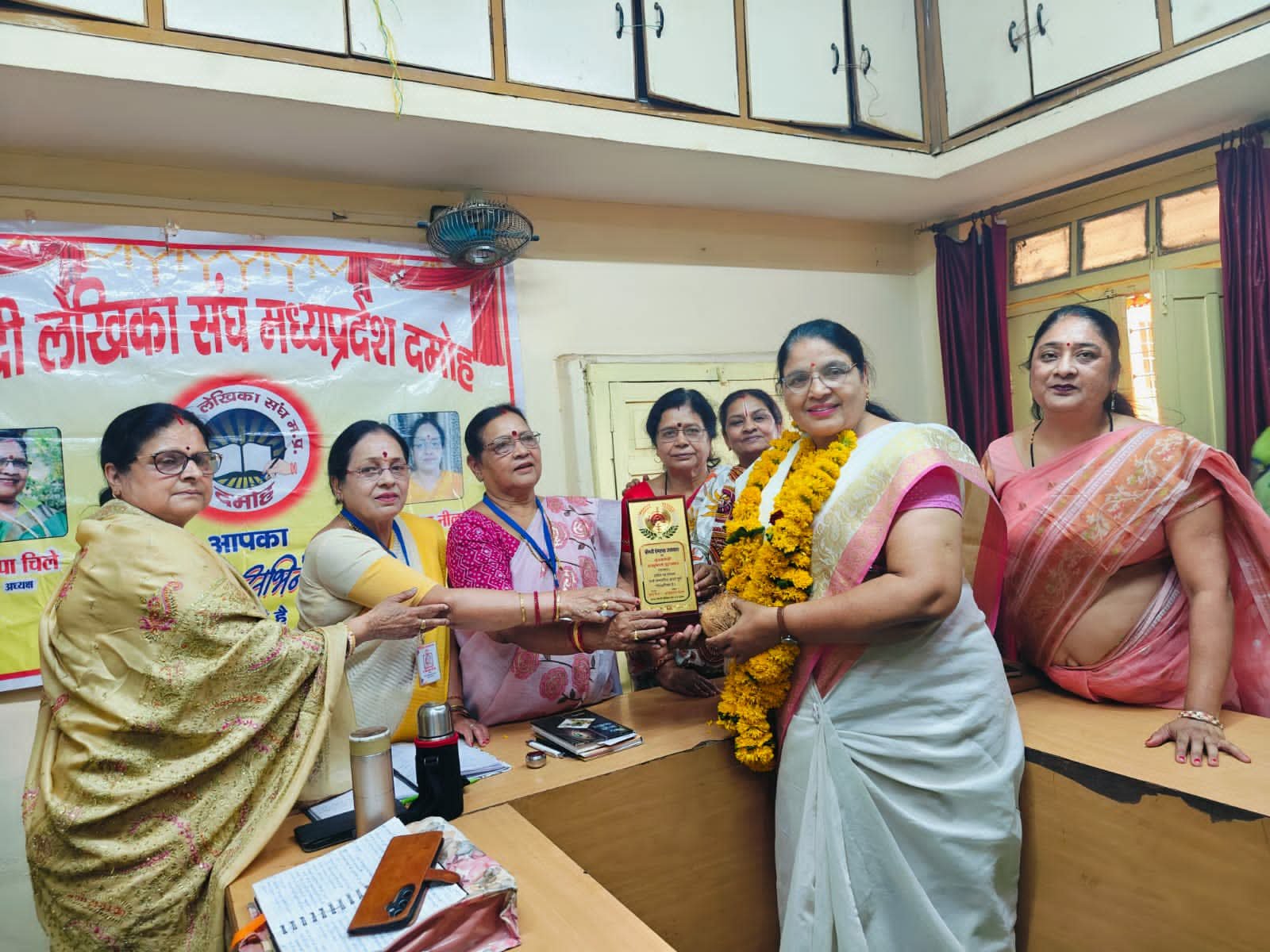 हिन्दी लेखिका संघ ने प्रेमलता उपाध्याय को सम्मानित किया
