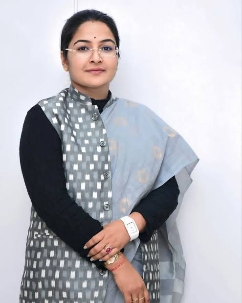 मुनादी करवाकर पूछी जा रही राज्य मंत्री की जाति