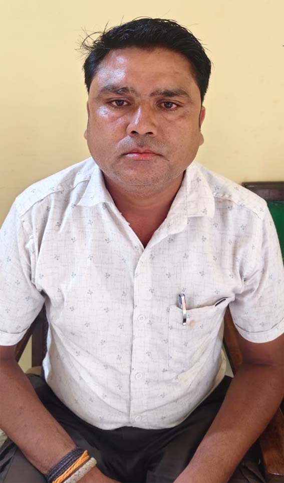 रिश्वत लेते ग्राम रोजगार सहायक रंगे हाथ गिरफ्तार