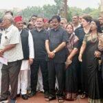 काले कपड़े पहन संसद पहुंचे सांसदों ने किया जोरदार प्रदर्शन