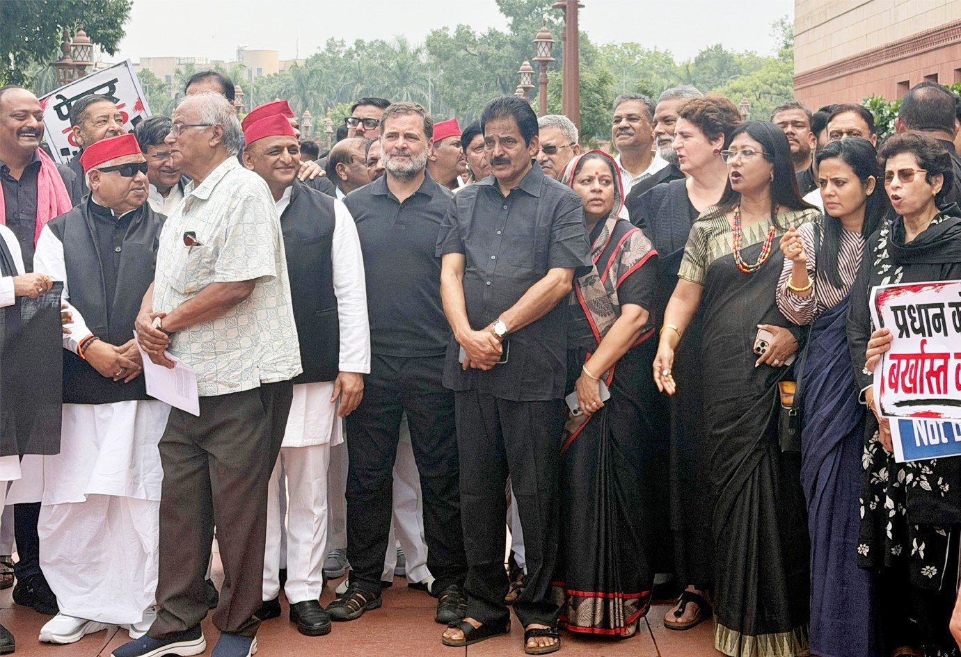 काले कपड़े पहन संसद पहुंचे सांसदों ने किया जोरदार प्रदर्शन