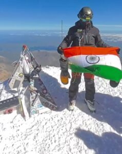 महिला आरक्षक वर्षा पटेल ने माउंट एल्ब्रुस पर फहराया तिरंगा