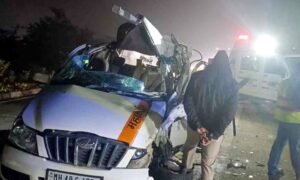 ट्रक से टकराई कार के परखच्चे उड़े, 3 की मौत