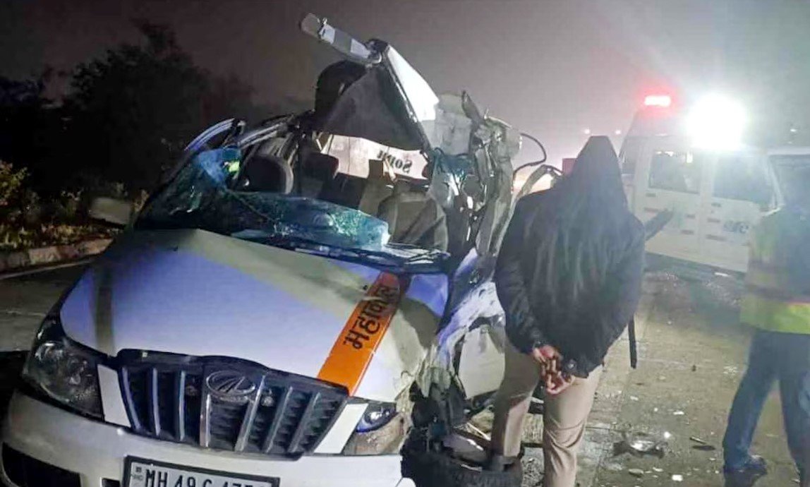 ट्रक से टकराई कार के परखच्चे उड़े, 3 की मौत