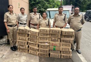 आबकारी विभाग ने भागती बोलेरो से पकड़ी 6 लाख की शराब