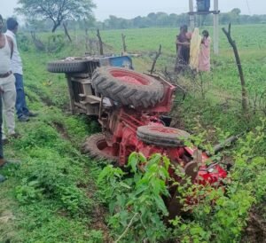 गुटखा थूकने के चक्कर में पलटी ट्रैक्टर-ट्रॉली….             20 महिला मजदूर घायल