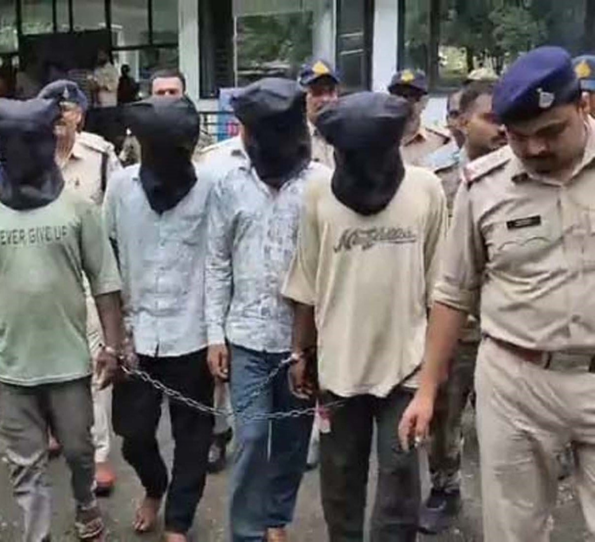 सिविल इंजीनियरिंग का छात्र है आरोपी………. जबलपुर से पकड़ा गया                           10 हजार रुपए किए गये बरामद ……..मनेरी पेट्रोल पंप लूटकांड का मास्टरमाइंड गिरफ्तार