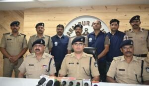 चलती बाइक से गिराते थे, फिर करते थे लूटपाट……