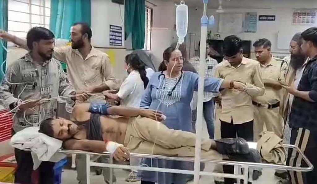 हत्या के मामले में बंद कैदी ने जेल प्रहरी को दो गोलियां मारी…जेल अधीक्षक निलंबित