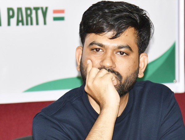 फडणवीस सरकार के खिलाफ दीपके ने किया आंदोलन का ऐलान