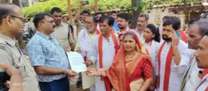 गांव गांव बिक रही अवैध शराब के विरोध में पुलिस थाना प्रभारी  एवं एसडीएम के नाम ज्ञापन सौंपा