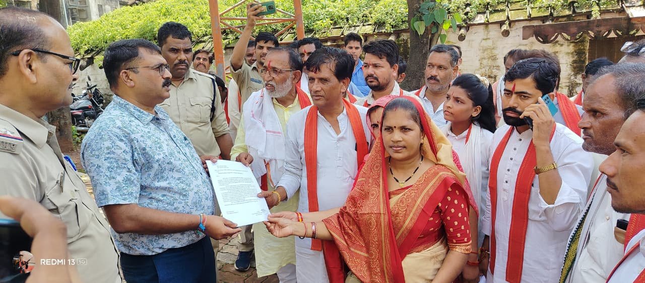 गांव गांव बिक रही अवैध शराब के विरोध में पुलिस थाना प्रभारी  एवं एसडीएम के नाम ज्ञापन सौंपा